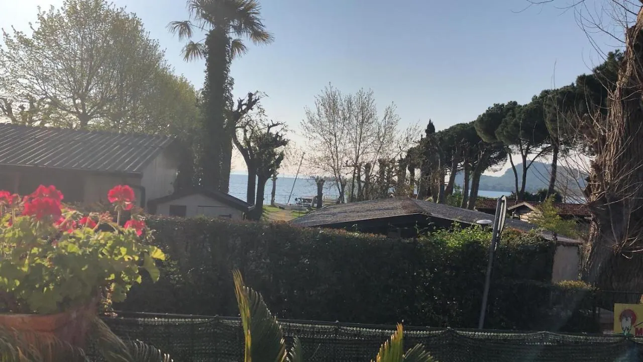 Apartment Casa Vacanze Gardiolina San Felice del Benaco Italy